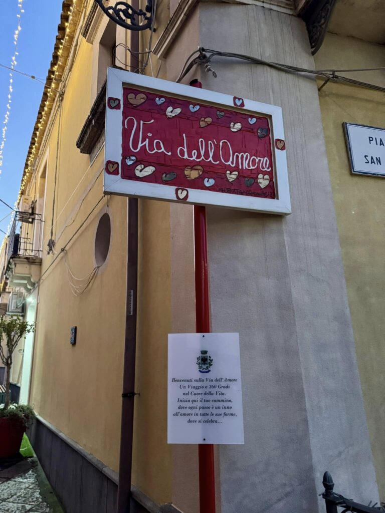 I ragazzi di Viagrande colorano “la Via dell’Amore”